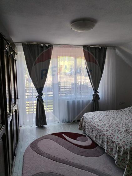 Casă individuală cu 6 camere cu Teren 3275 Mp în Periferie