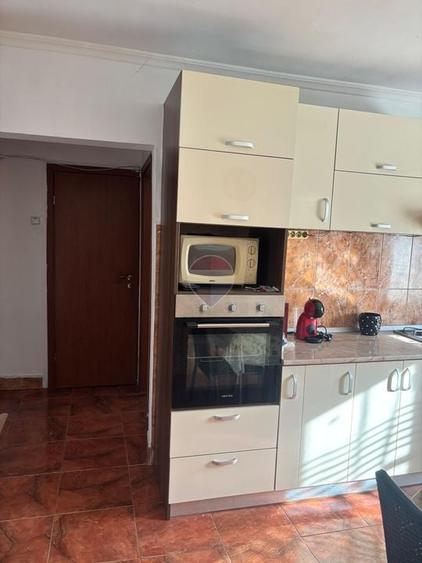 Apartament cu 3 camere semidecomandat, mobilat în Nufărul