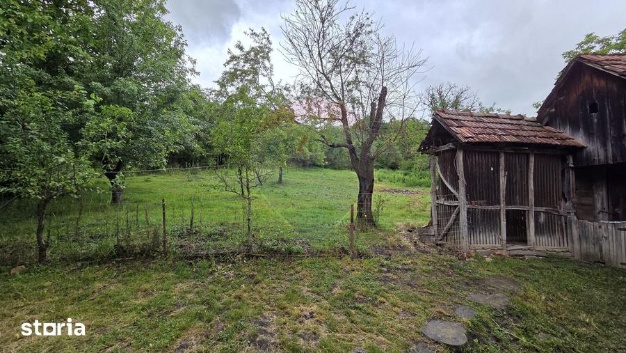 Casă cu 3 camere semidecomandat cu Teren 2200 Mp în Gornești