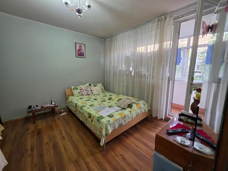 Apartament cu 3 camere decomandat în Titan