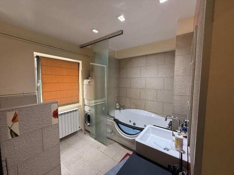 Apartament cu 4 camere în P-ța Romană