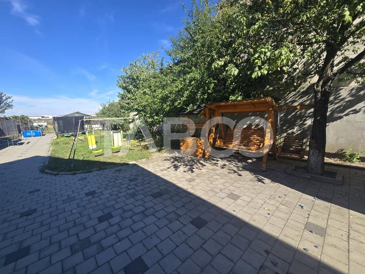 Casă individuală cu 7 camere cu Canalizare în Șura Mică