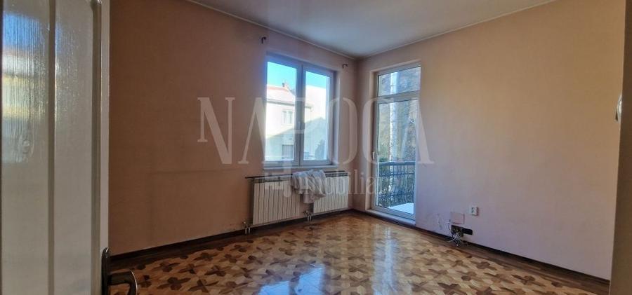 Casă individuală cu 7 camere cu Canalizare în Central