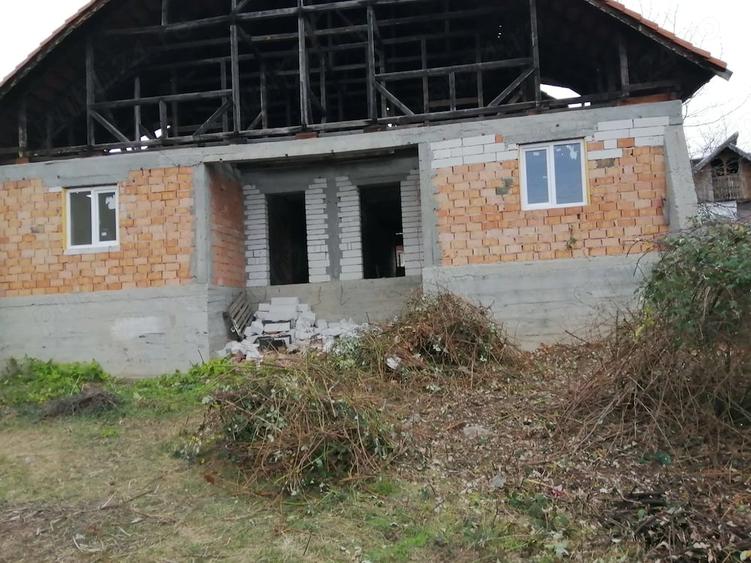 Casă cu Teren 9500 Mp în Pârscov