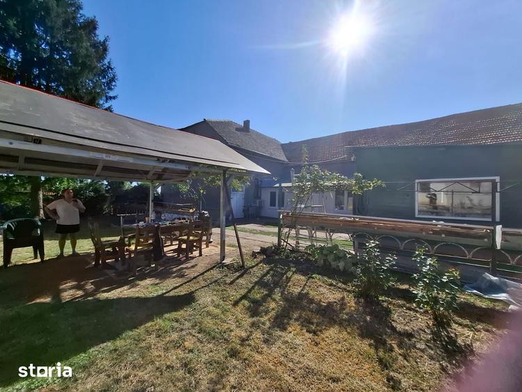 Casă cu 6 camere cu Teren 5766 Mp în Variaș