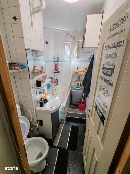 Apartament cu 2 camere semidecomandat în Craiovița Nouă