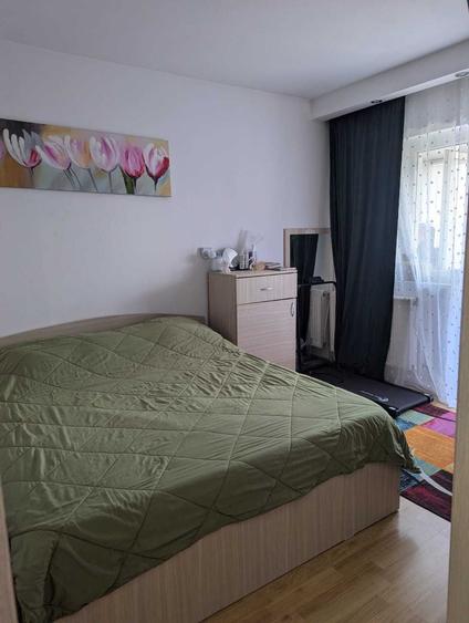 Apartament cu 3 camere semidecomandat, mobilat în Buziașului