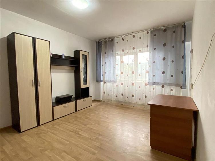 Apartament cu 2 camere decomandat în Podul de Fier