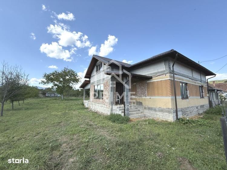 Casă cu 4 camere cu Teren 1800 Mp în Stremț