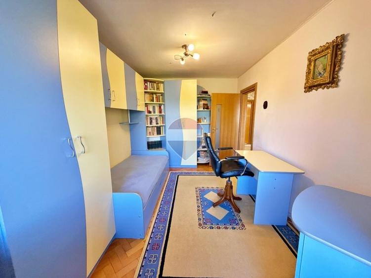 Apartament cu 3 camere decomandat, mobilat în Intim