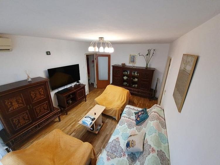 Apartament cu 4 camere semidecomandat în Berceni