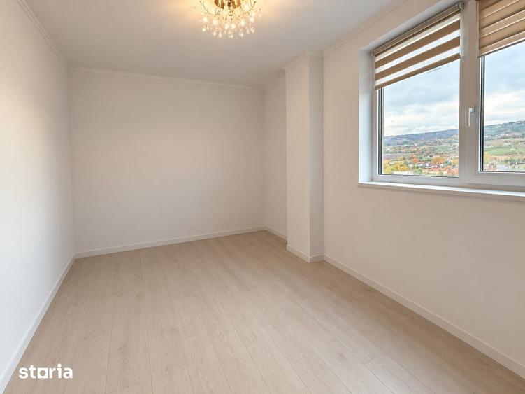 Apartament cu 3 camere semidecomandat în Chinteni