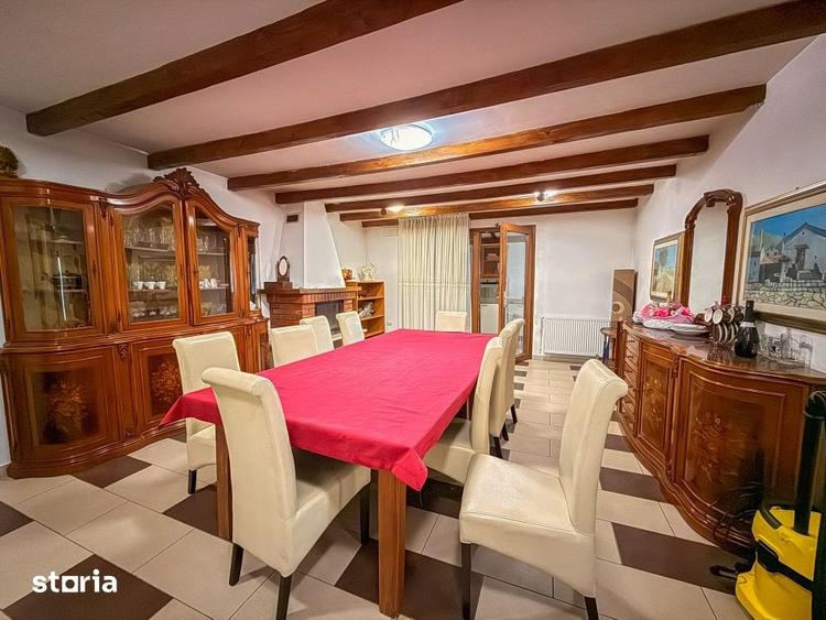 Casă cu 8 camere cu Teren 1318 Mp în Alexandru cel Bun