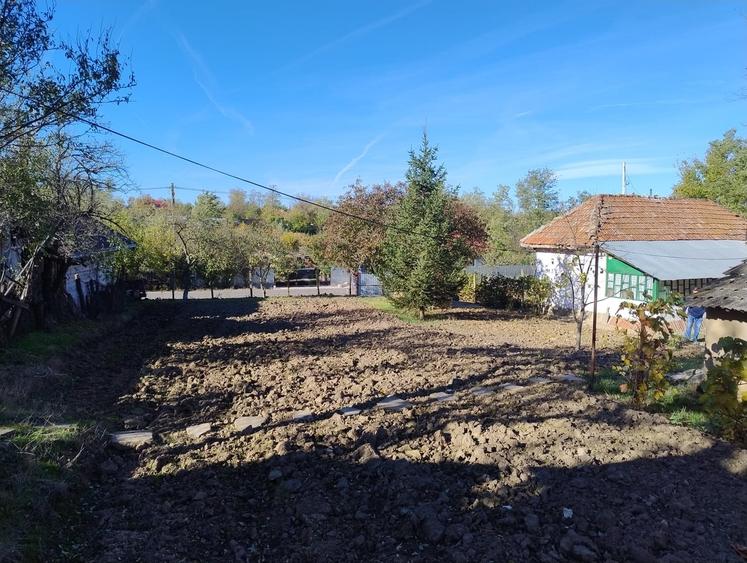 Casă cu 5 camere cu Teren 1100 Mp în Central