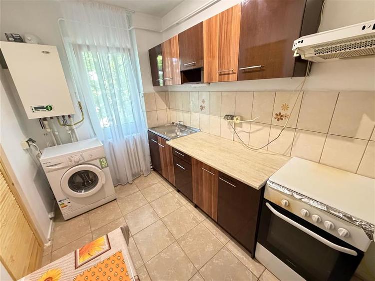 Apartament cu 3 camere semidecomandat în Podu Roș