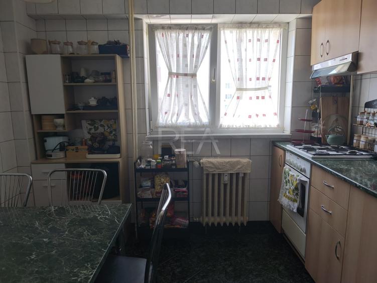 Apartament cu 4 camere decomandat, mobilat în Păcii