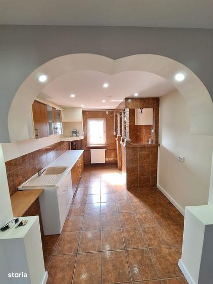 Apartament cu 4 camere decomandat în Craiovița Nouă