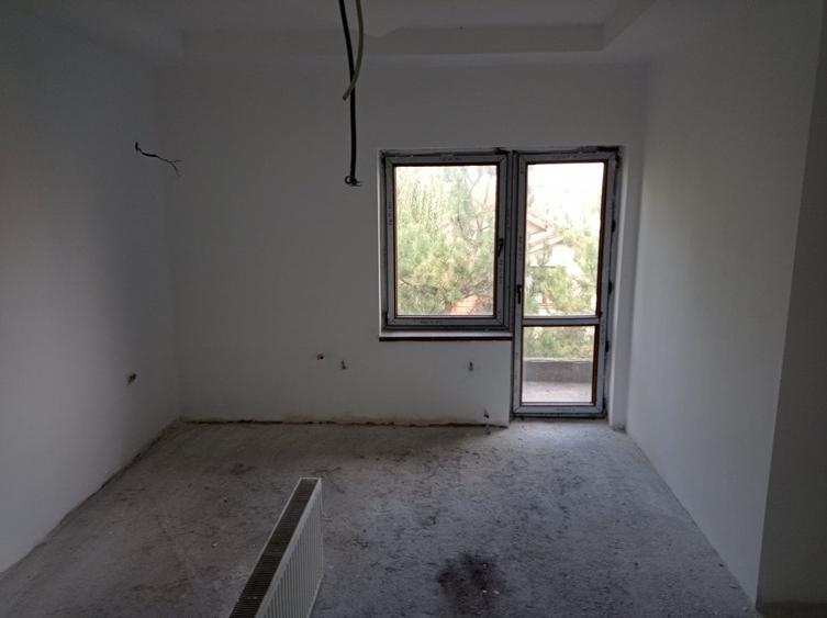 Casă individuală cu 8 camere cu Canalizare în Fundeni