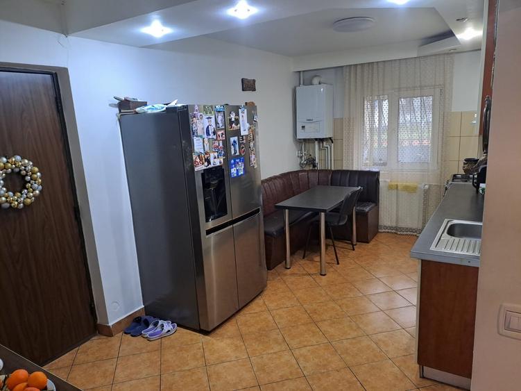 Apartament cu 4 camere decomandat, mobilat în Sălaj