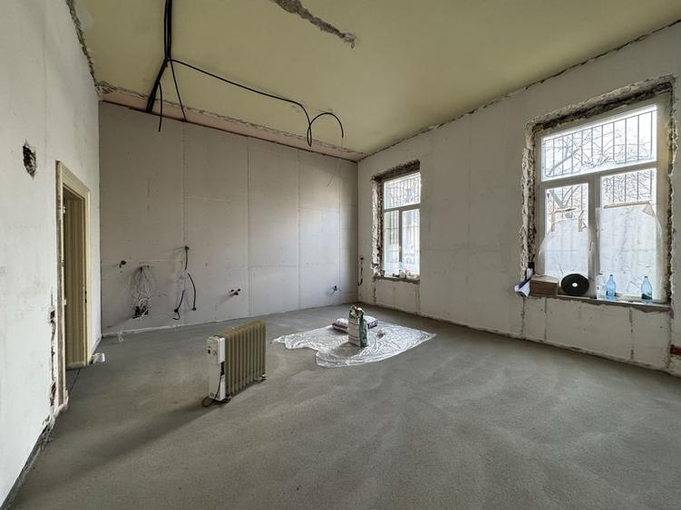 Apartament cu 4 camere semidecomandat în Est