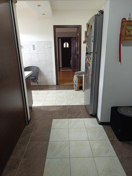 Apartament cu 3 camere semidecomandat, mobilat în Iancului