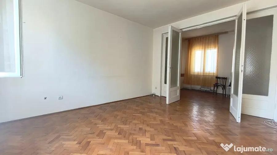 Apartament cu 4 camere semidecomandat în Piața Centrală