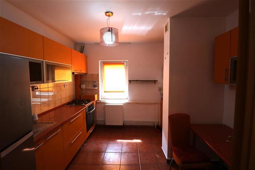 Apartament cu 2 camere semidecomandat, mobilat în Aradului