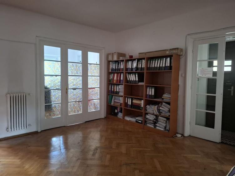 Apartament cu 5 camere semidecomandat în Capitale