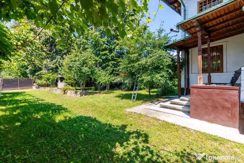 Casă cu 7 camere cu Teren 3425 Mp în Central
