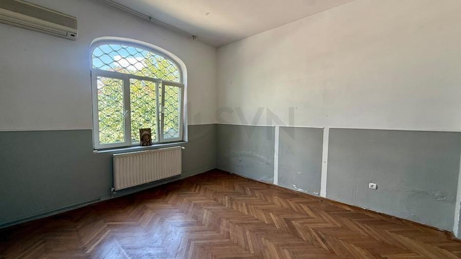 Casă individuală cu 10 camere cu Teren 387 Mp în P-ța Muncii
