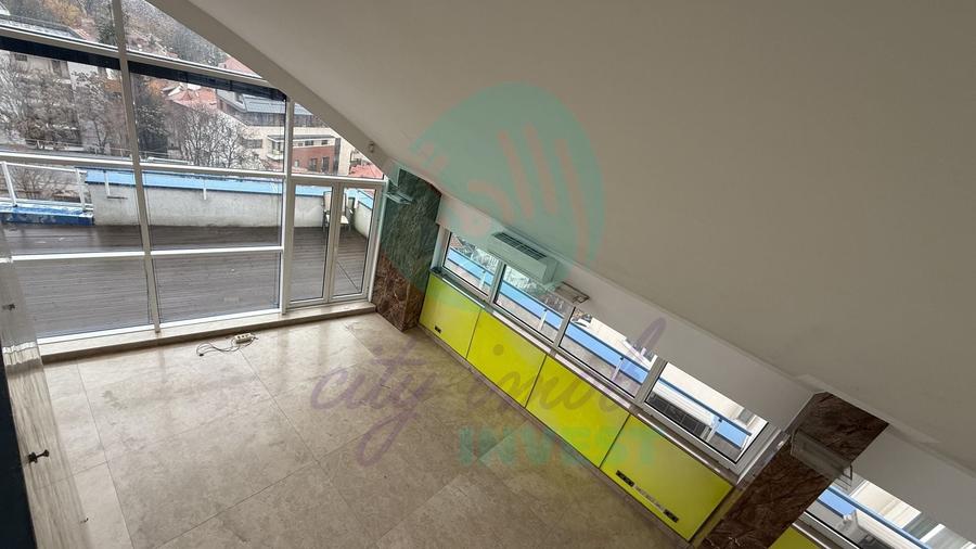 Penthouse cu 2 camere semidecomandat, mobilat în Aviatorilor