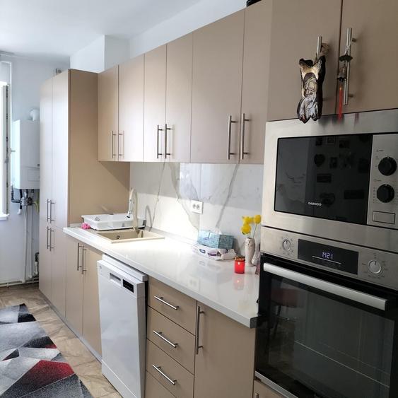Apartament cu 4 camere decomandat în Central