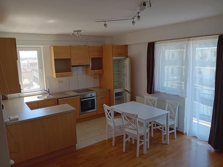 Apartament cu 3 camere decomandat, mobilat în Turnișor