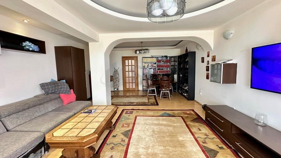 Casă individuală cu 7 camere cu Canalizare în Vatra Luminoasă