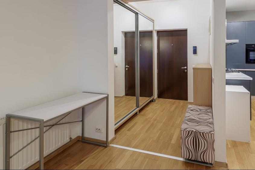 Apartament cu 3 camere, mobilat în Central