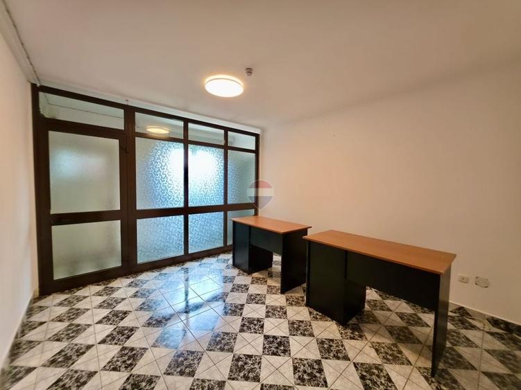 Casă individuală cu 15 camere cu Teren 1092 Mp în Câmpinița