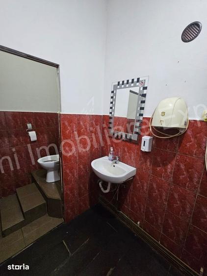 Casă cu 10 camere cu Teren 2642 Mp în Central