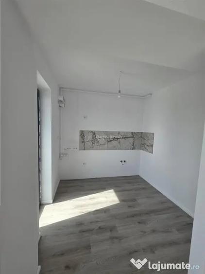 Apartament cu 3 camere semidecomandat în 1 Decembrie