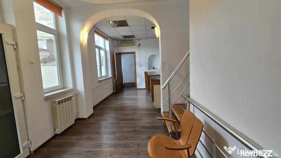Casă cu 9 camere cu Teren 170 Mp în Moșilor