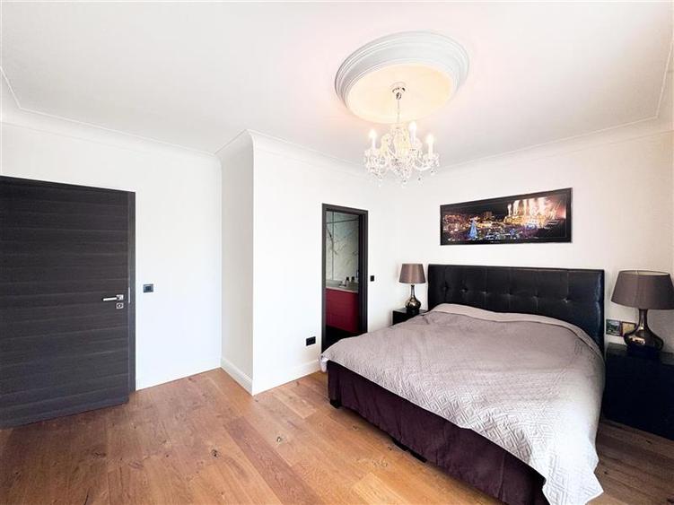 Apartament cu 4 camere decomandat în Tei