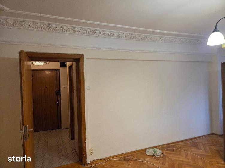 Apartament cu 3 camere semidecomandat în Cotroceni