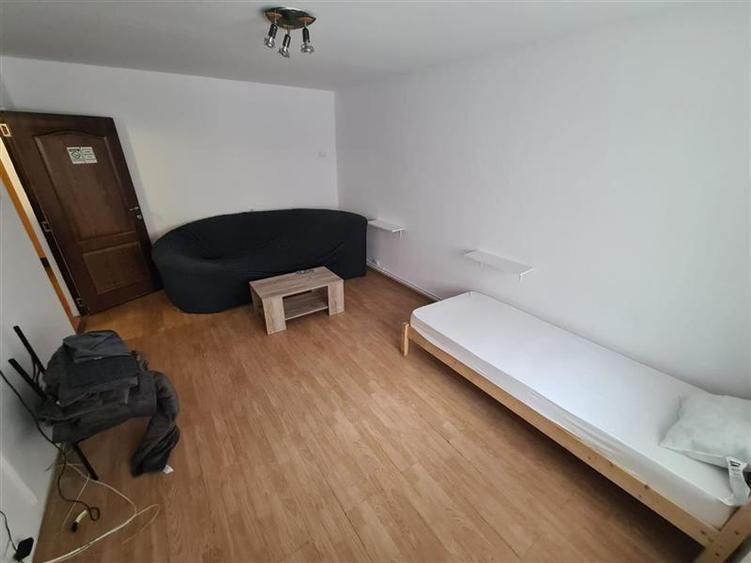 Apartament cu 3 camere decomandat, mobilat în Răcădău