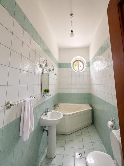 Casă individuală cu 5 camere cu Canalizare în Ultracentral