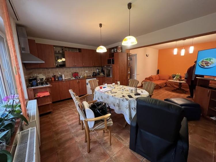 Casă individuală cu 7 camere cu Canalizare în Ultracentral