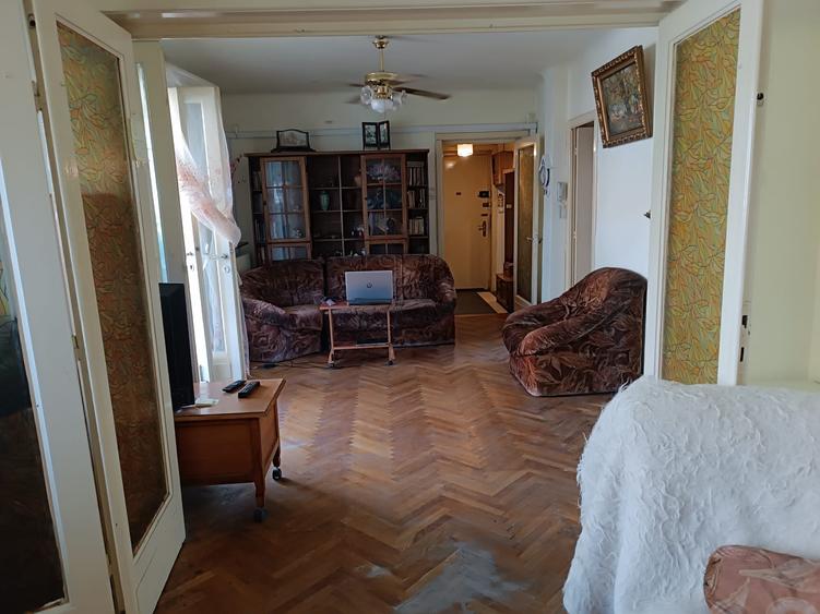 Apartament cu 3 camere semidecomandat, mobilat în Dacia