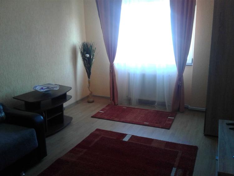 Inchiriez apartament 2 camere decomandat - 1