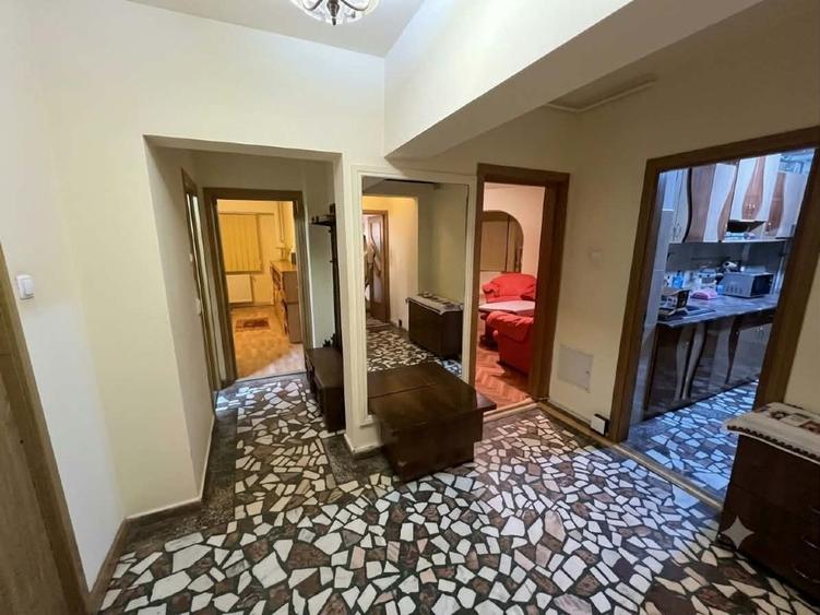 Apartament cu 3 camere decomandat în Trocadero