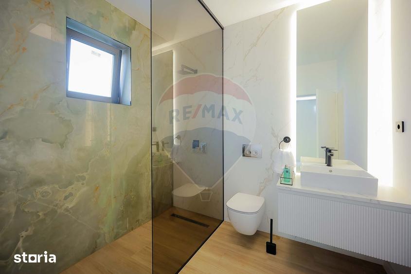 Casă cu 8 camere cu Teren 1100 Mp în Sânmartin
