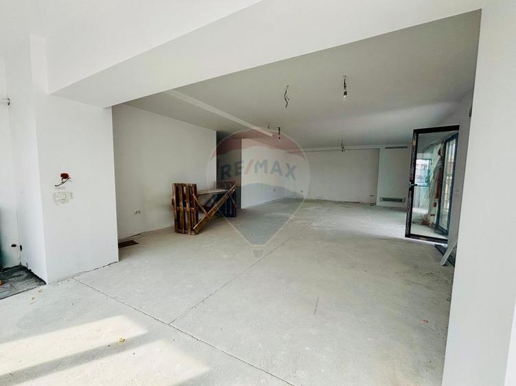 Apartament cu 4 camere decomandat în Herăstrău