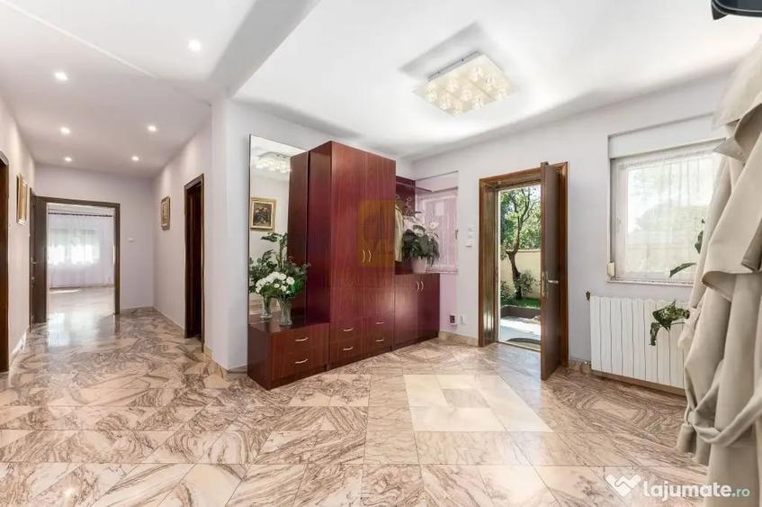 Casă cu 7 camere cu Teren 510 Mp în Lacul Tei